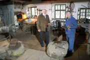 Sepp Forcher zu Besuch in der restaurierten Hammerschmiede Wiesenparz bei Gschwendt.
