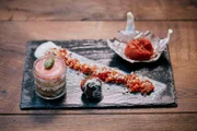 Nachspeise: Erdbeer-Dreierlei: Tiramisu, Eis und Sorbet.