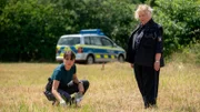 Ein Beweisstück im Gras? Kommissarin Mila Sahin (Almila Bagriacik) und Dorfpolizistin Waltraut Jensen (Regine Hentschel) finden Interessantes.