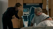 Nicolas Dardenne (Gustav Schmidt, l.) hat Angst um seinen Vater und gleichzeitig fühlt er sich von den Plänen von Bernhard Dardenne (Bernhard Schir, r.) überrumpelt.
