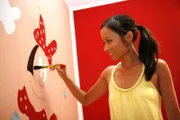Eine überdimensionale Comicfigur wird von Innenarchitektin Natalie (Foto) an die Wand eines Kinderzimmers gemalt.