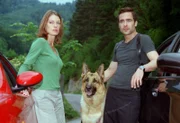 Marc Hoffmann (Alexander Pschill), Niki Herzog (Elke Winkens) und Rex auf der Suche nach dem Verdächtigen.