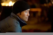 Er hat eine schwere Nacht hinter sich: Brian Tee als Dr. Ethan Choi