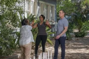 Athena Grant (Angela Bassett), Bobby Nash (Peter Krause)