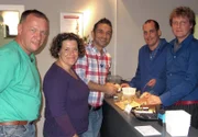 Bernd (li.), Tina und Trödelprofi Mauro Corradino (Mitte) wollen versuchen, Gold zu verkaufen.