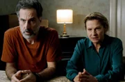 Der besorgte Vater Haris (Ermin Bravo) und die Mutter Nevena (Jasna Đuričić) befragen ihren Sohn Dino zu den schweren Missbrauchsvorwürfen gegen ihn.
