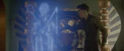 Darius (Louis Martino) hat mit Hilfe der Zeitmaschine ein Hologramm von Ramses II (Hassan El Ganounii) ins Hier und Jetzt befördert.