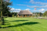Ein Traumhaus aus Glas und Reet mitten in der Natur.