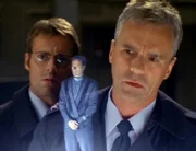 SG-1 (Bild: Richard Dean Anderson, re. als O´Neill, Michael Shanks als Daniel) ist nach dem Begräbnis wieder auf die Erde zurückgekehrt. Sam zeigt dem Team die Nachricht, die ihr Narim heimlich zugesteckt hat...