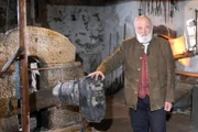 Sepp Forcher besucht die vollkommen restaurierte Hammerschmiede Wiesenparz bei Gschwendt.
