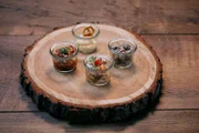 Gruß aus der Küche: "Dreierlei bayerische Mongdrazerl": Wurstsalat, Obazda und Linsensalat.