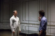 Wills (Hugh Dancy, r.) Plan: Er will den "Red Dragon" auf den Kannibalen Hannibal (Mads Mikkelsen, l.) als Köder loslassen. Dazu muss dem Inhaftierten die Chance einer fingierten Flucht eingeräumt werden ...