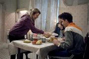 Nevana (Jasna Đuričić, li.) hat für ihren Sohn Dino (Lazar Dragojević, re.) und Noch-Ehemann Haris (Ermin Bravo, Mi.) das Abendessen vorbereitet.