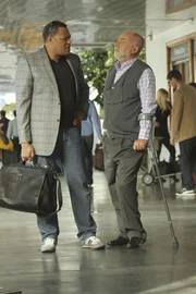 Dr. Raymond Langston (Laurence Fishburne) und Dr. Robbins (Robert David Hall, re.)