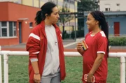 Milli (Marie Ngando, r.) ist mächtig stolz: Sie darf bei dem wichtigen Spiel die Kapitänin der Mannschaft sein. Fußballtrainerin Nio (Yanina Céron, l.) gibt ihr noch ein paar Anweisungen.