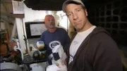 Klapperschlangenfänger, Bienenjäger, Fischverarbeiter oder Aasbeseitiger auf befahrenen Straßen: Es sind die unangenehmen und gefährlichen Jobs, die Mike Rowe kennenlernen will. Allerdings nicht duch Zuschauen, sondern indem er mitmacht. Unter Anleitung erfahrener Profis lässt er sich auf oftmals haarsträubende Arbeiten ein. In dieser Folge muss er in einen Dampfkessel steigen, für Erosionsschutz sorgen und kleine Krabbeltiere züchten.