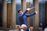 Der junge israelische Dirigent Lahav Shani dirigierte „Romeo und Julia“ von Sergej Prokofjew. Für das Konzert mit dem Symphonieorchester des Bayerischen Rundfunks im Herkulessaal der Münchner Residenz fertigte er ein eigenes Arrangement an.