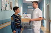 Kris Haas (Jascha Rust, re.) kümmert sich während des Klinikaufenthalts seiner Mutter um Milo. Der 10-Jährige leidet seit der Trennung seiner Eltern vor zwei Jahren an totalem Mutismus: Er spricht kein Wort.