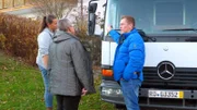 Eva (2.v.li.) möchte mit Hilfe von Otto Schulte das Wohnmobil ihres verstorbenen Mannes in gute Hände abgeben.