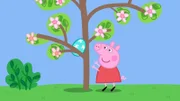 Peppa fidnet ein Ei auf dem Baum.