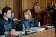 Staatsanwältin Nevena Murtezić (Jasna Đuričić) und ihr Kollege bei einer Anhörung vor Gericht