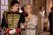 Boris (Aneurin Barnard, li.), Anna Pavlovna (Gillian Anderson, re.)