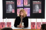Alice (Nina Gummich) stellt ihr Buch 'Der kleine Unterschied' vor.