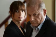Alex (Ina Paule Klink, l.) und Georg Wilsberg (Leonard Lansink, r.)