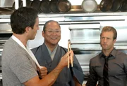 Bei den Ermittlungen stoßen Steve (Alex O'Loughlin, l.) und Danny (Scott Caan, r.) auf Chef Masaharu Morimoto (Masaharu Morimoto, M.). Doch wird er ihnen weiterhelfen können? Bei den Ermittlungen stoßen Steve (Alex O'Loughlin, l.) und Danny (Scott Caan, r.) auf Chef Masaharu Morimoto (Masaharu Morimoto, M.). Doch wird er ihnen weiterhelfen können?