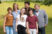 V.l.n.r.: Clara (Lisa-Marie Koroll), Tanja (Christina Athenstädt), Lotte (Anne-Sophie Triesch), Christian (Francis Fulton Smith), Paul (Julian König) und Bernd (Walter Plathe)