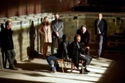 V.l.:  Semir Gerkhan (Erdogan Atalay), Paul Renner (Daniel Roesner), Elena Degenhardt (Nadeshda Brennicke), Thorsten Alberts (Thomas Anzenhofer), Sven Johansson (Nicki von Tempelhoff) und Norbert Wächter (Jochen Nickel). Johansson will das Paul und Elena einen Ferrari des Botschafters stehlen, Semir bleibt als Geisel.
