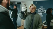 Corinna Will (Lana Cooper) durchsucht mit den Kollegen Saschas Wohnung.