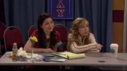 L-r: Carly Shay (Miranda Cosgrove), Sam Puckett (Jennette McCurdy)