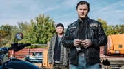 Mirek Polanski (Edi Jäger, li.) erzählt Rockerchef Franjo Pranjic (Shenja Lacher) von den Zeugen.