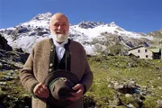 Sepp Forcher vor der Lizumer Hütte in der Wattener Lizum.