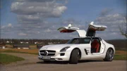 Der Mercedes SLS besticht durch seine außergewöhnlichen Flügeltüren.