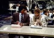 Jonathan (Michael Landon, l.) unterhält sich mit der Lehrerin Stella Brisby (Doreen Lang, r.) über die drei neuen Schüler.