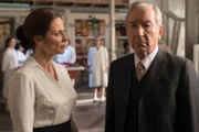 Doña Blanca (Aitana Sánchez- Gijón, l.); Don Emilio (José Sacristán, r.)