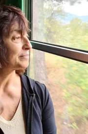 Swetla machte in der bulgarischen Rhodopenbahn bis zu ihrer Pension die An- und Durchsagen. Der Zug hat für sie eine besondere Bedeutung, weshalb sie auch heute noch freiwillig im Bordbistro arbeitet.