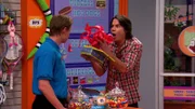 Spencer Shay (Jerry Trainor, r.)