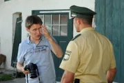 Ludwig (Martin Wenzl) erzählt den Polizisten von seinem Verdacht.