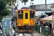 Bahn-Impression in Taiwan: Die Pingxi-Line führt mitten durch Shifen – der Zug wir hier zum Star.