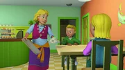 Gwendolyn reicht Sarah und James Sandwiches.