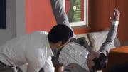 Der ehemalige Geheimagent Michael Westen (Jeffrey Donovan, l.) überwältigt den Kriminellen Cristo (Alfonso Diluca). Er soll Michael bei der Suche nach einem einmaligen Schmuckstück helfen.