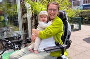 Britta Moek im Sommer 2024 mit Nichte Rosa im Garten ihres Hauses in Münster; Zur ARTE-Sendung Re: Meine Schwester, plötzlich unheilbar krank