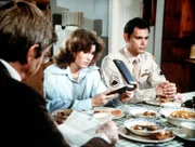 Mary Ellen (Judy Taylor, M.) erhält Besuch von Eddie Ramirez (Enrique Castillo, r.), einem Kriegskameraden ihres gefallenen Mannes Curtis.