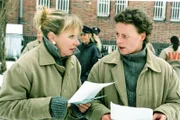 Ilse (Christiane Reiff, l.) und Melanie (Sigrid M. Schnückel) sind geschockt, als sie eine Vorladung zum Baumann-Prozess erhalten: Sie sind des Mordes angeklagt. Wer hat sie verraten?