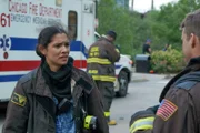 Chicago Fire Staffel 6 Folge 6 Erschöpft nach einem starken Einsatz: Miranda Rae Mayo als Stella Kidd, Jesse Spencer als Matthew Casey