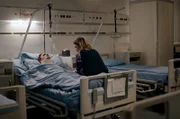 Nevana (Jasna Đuričić) besucht ihren Sohn Dino (Lazar Dragojević) nach seinem Unfall im Krankenhaus.