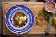 Tarik El Horchi stammt ursprünglich aus Marokko. Für seine Familie kocht der Münchner am liebsten im traditionellen Schmortopf aus seiner Heimat - der Tajine. Inspiriert von der nordafrikanischen Küche bereitet Vroni Lutz in ihrem gusseisernen Schmortopf Ochsenbacken mit Graupen-Risotto. Und als vegetarische Variante kocht sie einen Linsen-Auberginen-Topf (im Bild).